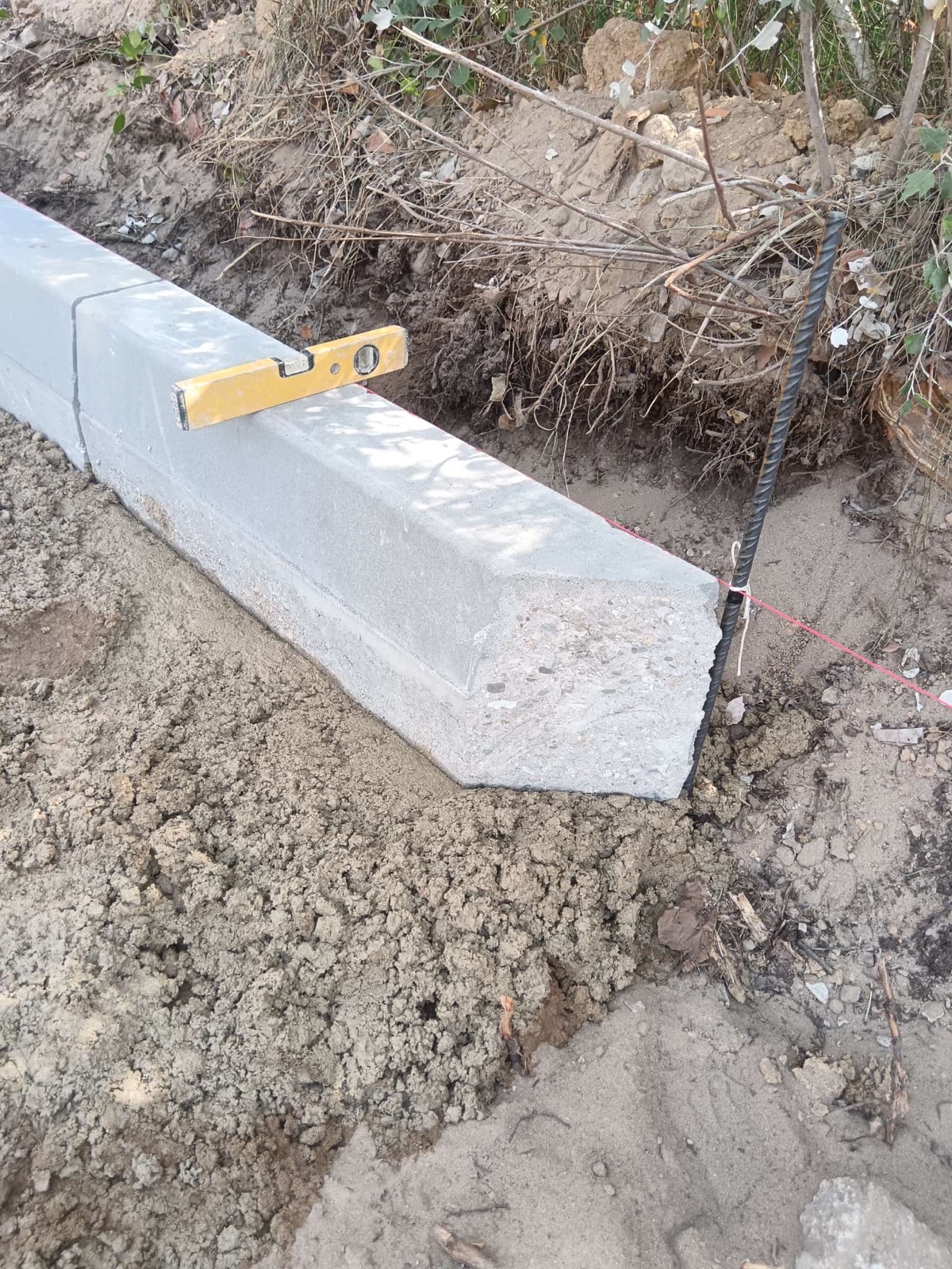 Colocación de bordillo de hormigón con nivelación y replanteo — Obras Vialia