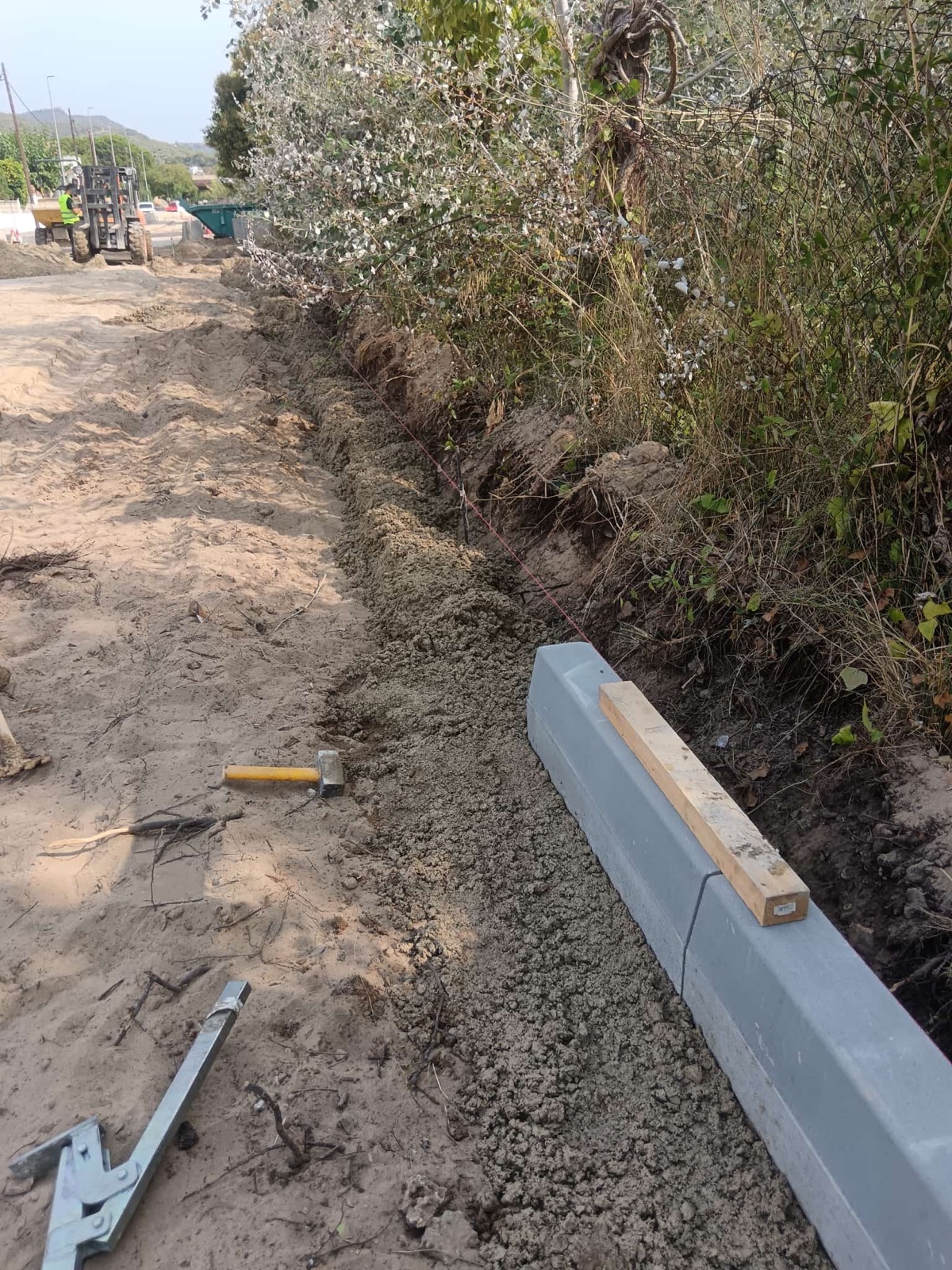 Encintado de bordillos y rigolas de hormigón — Obras Vialia
