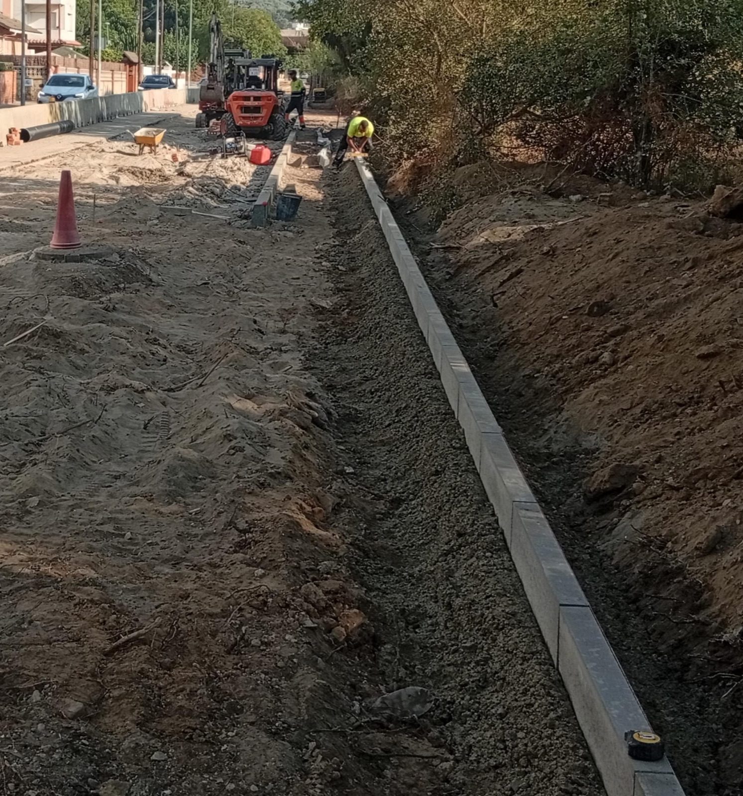 Urbanización de calle: colocación de bordillos con cuadrilla propia