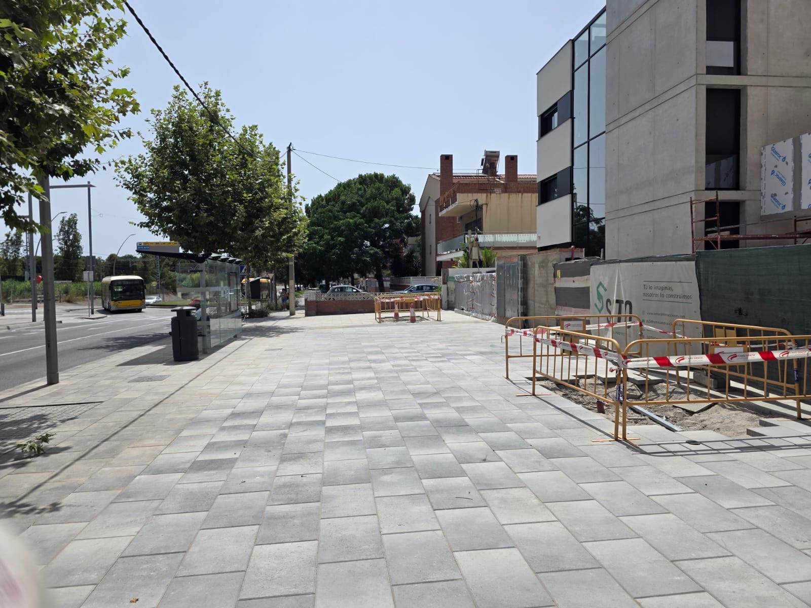 Aceras y pavimentación en calle con marquesina