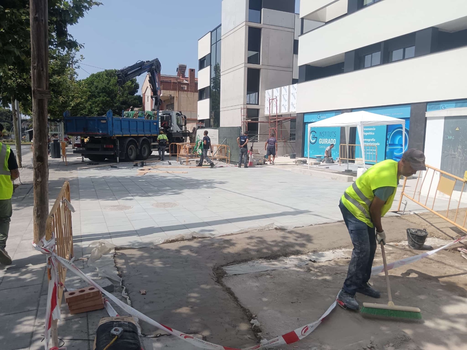Pavimentación de aceras con losa hidráulica en entorno urbano — Obras Vialia