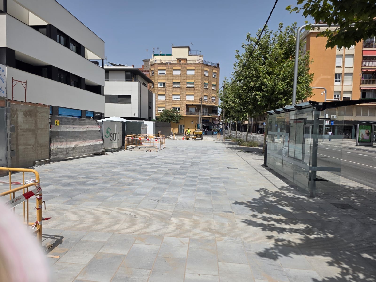 Urbanización de plaza con mobiliario urbano
